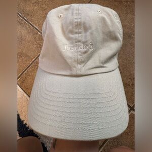 Light gray Nike hat